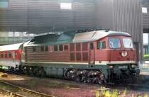 234075 steht vor einem EC nach Puttgarden, abfahrbereit im L�becker Hbf. Aufnahme 1995