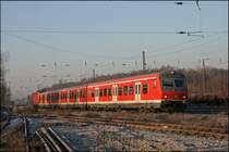 Saubere S-Bahnen gibt es auch: Ein Zug der Linie S1 erreicht am Morgen des 30.12.2008 Bochum-Ehrenfeld.