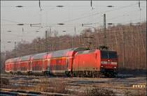 146 013 legt sich bei Bochum-Ehrenfeld mit dem RE1 (RE 10113)  NRW-EXPRESS  in die Kurve. (30.12.2008)
