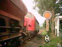 V190 ??  NOHAB einer privaten Streckenbaufirma beim Neueinschottern einer Nebenbahnstrecke (RB94) in Vormwald 2004 