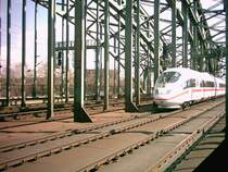 ICE3 auf der Hohenzollernbr�cke in K�ln Fahrtrichtung HBf 2004