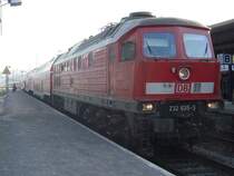 232 635-3 steht im Sommer 2004 mit drei DoStos im Bahnhof von Gera als RE G�ttingen-Chemnitz zur Abfahrt bereit. Normalerweise fahren die Triebwagen der Reihe 612 (Regioswinger) diese Relation, im Sommer 2004 wurden diese allerdings aufgrund eines Risses in einer Achse alle zur Untersuchung in die Werke beordert.