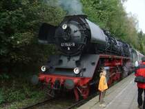 41 1144-9 ist am 25.09.2004 der Vorspann f�r den Elstertalexpress (Gera - Cheb). Hier bei einem kurzen Stop in Bad Brambach, wo eine Tschechische Diesellok der Reihe 742 als Zuglok vorgespannt wird.