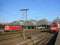 Hauptbahnhof Karlsruhe am 21.11.2004, Standort westlich der Halle. Im Bild je eine abgestellte 181 (links) und eine 101.