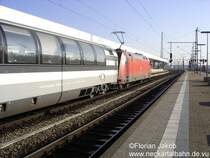 BR 101 vor EC 7 am 15.01.05. Aufgrund der umgekehrten Wagenreihenfolge(vielleicht wegen der 90 min�tigen Versp�tung) ergibt sich hier ein Fehler: Da ein Panoramawagen der SBB mitgef�hrt wird, m�sste der vordere, und nicht der hintere Pantograph aufgeb�gelt sein.