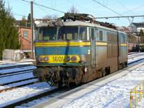 SNCB-Lok 1601 steht an diesem sonnigen Sonntagnachmittag im Bhf Welkenraedt. Aufgenommen am 11/01/2009.