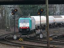 Cobra-Lok 2824 mit einem Kesselwagenzug auf den letzten Metern der Rampe der Montzenlinie in Aachen-West. Aufgenommen am 24/01/2009.