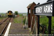 153306 aus Reedham einfahrend.  Berney Arms  ein Haltepunkt auf einer kaum befahrenen Strecke nahe Great Yarmouth in Norfolk.
Mitten zwischen den Wiesen, einen guten Kilometer entfernt steht eine Windmhle und ein Pub, noch die eine oder andere Farm, sonst nur Landschaft ringsum.
April 2007