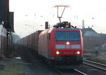 185 145 mit Containerzug im allerletzten Licht am 17.01.2009 durch Nordstemmen