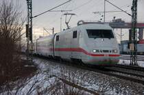 Ein ICE 1 passiert das Container-Terminal in Beimerstetten bei Ulm. (Jan. 09).