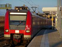 Und am Abend kommt er wieder. 423 048/548 den ich schon auf seiner Hinfahrt nach Hennef fotografiert hatte, kommt zur Abendstimmung wieder in Merzenich an. Die Sonne steht in einem Winkel, bei dem es fast ummglich ist die Zugzielanzeige zu lesen und das Ziel des Zuges zu erkennen. Aber es ist natrlich die S12 nach Dren. 31.01.09