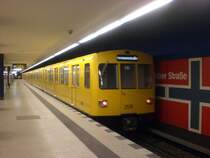 Berlin: Die U8 nach S+U Bahnhof Hermannstra�e im U-Bahnhof Osloer Stra�e.