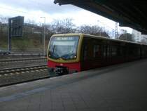 BR 481 als S42 �ber Westkreuz,Halensee und Hohenzollerndamm im S-Bahnhof Berlin Messe Nord/ICC.