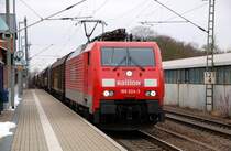 Die 111er war grad ausser Sichtweite, da kam schon 189 024 mit ihrem  G�terzug durch Burgkemnitz gefahren. Fotogarfiert am 30.01.09.  