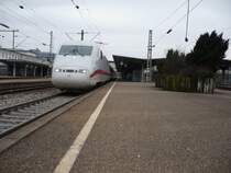  Achtung an Gleis 4, ein Zug f�hrt durch! 
Dieser ICE der BR 401 rast am 02.2.09 durch den G�ppinger Bf.