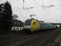 ES 64 U2-065 zieht am 31.01.09 einen Containerzug durch Ashausen Richtung Hamburg. Die beiden 185er dahinter laufen als Wagenloks mit.