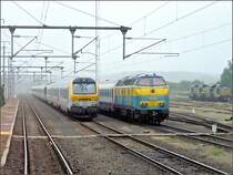 �bersicht auf den Bahnhof von Gouvy fotografiert am 18.05.08: Neben der  composition dromadaire  (Lok BR 13 mit I 11 Wagen) steht die Diesellok 5529 und rechts im Bild sind 4 Loks der S�rie 82 zu sehen. (Jeanny)