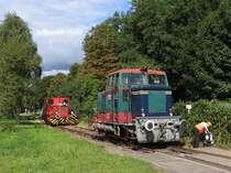 Die Diesellok V 2, gebaut 1957 von Kl�ckner-Humboldt-Deutz, Fabriknummer 56744, hat ihre Rangieraufgaben erledigt und nach Umstellen der Handweiche kann die ex Krefelder Mak Stangenlok den Museumszug der Arbeitsgemeinschaft Geesthachter Eisenbahn zur R�ckfahrt nach Bergedorf-S�d �bernehmen; Kr�mmel, 14.09.2008
