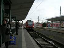 Am Mittag des 01.02.09 f�hrt eine S5 in den Bahnhof Bad Homburg vor der H�he ein.