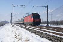 Bei eisigen Temparaturen zieht die Re 460 058-1 den IR 1423 von Charrat-Fully Richtung Saxon.