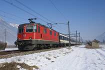Re 4/4 II 11222 befindet sich am 31.1.09 mit dem IR 1420 zwischen Saxon und Charrat-Fully.