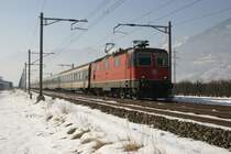Seit dem Fahrplanwechsel trifft man auf den IR zwischen Brig und Gen�ve A�roport vermehrt auch Re 4/4 II an, hier die Re 4/4 II 11211 am 31.1.09 mit dem IR 1425 zwischen Charrat-Fully und Saxon.