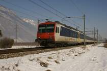 RBDe 560 020-0 n�hert sich mit dem Regio 4038 der Station Charrat-Fully, am 31.1.09.