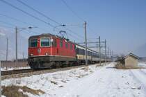 Re 4/4 II 11135 am 31.1.09 mit dem IR 1422 auf dem Weg von Brig nach Gen�ve A�roport. Das Bild entstand zwischen Saxon und Charrat-Fully.