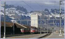 W�hrend halb Europa und vor allem auch die S�dschweiz im Schnee versinken, herrschen dank F�hnsturm im St.Galler Rheintal fr�hlingshafte Temperaturen. RE3819 nach Chur f�hrt in Buchs SG ein. Im Hintergrund ist das Alpsteinmassiv mit den Kreuzbergen und der Saxerl�cke zu sehen. (02.02.2009)