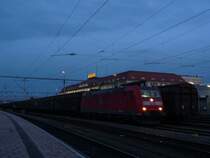 185 088-2 steht mit Schiebewandwagen in Singen am Hohentwiel. 02.02.09