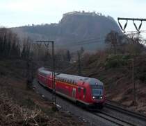 RE 19611 aus Stuttgart erreicht vor der Kulisse der Burg Hohentwiel in K�rze den Endbahnhof Singen. 02.02.09