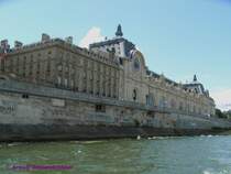 Der Gare d’Orsay wurde 1900 anl�sslich der in Paris stattfindenden Weltausstellung er�ffnet.
Der Endbahnhof der Eisenbahngesellschaft Paris-Orl�ans, der Gare d’Austerlitz lag etwas abseits des Stadtzentrums. Daher baute die P-O diesen sehr zentral gelegenen repr�sentativen Bahnhof, der von Beginn an ob der exponierten Lage elektrifiziert wurde. Er war der letzte der gro�en Pariser Kopfbahnh�fe, die gebaut wurden. Seien zentrale Lage wurde ihm allerdings als Bahnhof auch zum Verh�ngnis, da es keinerlei M�glichkeiten gab die Bahnsteige und Gleise zu verl�ngern. F�r den Fernverkehr wurde er daher bereits 1939, nach Gr�ndung der SNCF, stillgelegt. Er beherbergt heute das Kunstmuseum Muse� d´Orsay.
25.06.2007