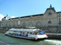 Der Gare d’Orsay wurde 1900 anl�sslich der in Paris stattfindenden Weltausstellung er�ffnet.
Der Endbahnhof der Eisenbahngesellschaft Paris-Orl�ans, der Gare d’Austerlitz lag etwas abseits des Stadtzentrums. Daher baute die P-O diesen sehr zentral gelegenen repr�sentativen Bahnhof, der von Beginn an ob der exponierten Lage elektrifiziert wurde. Er war der letzte der gro�en Pariser Kopfbahnh�fe, die gebaut wurden. Seien zentrale Lage wurde ihm allerdings als Bahnhof auch zum Verh�ngnis, da es keinerlei M�glichkeiten gab die Bahnsteige und Gleise zu verl�ngern. F�r den Fernverkehr wurde er daher bereits 1939, nach Gr�ndung der SNCF, stillgelegt. Er beherbergt heute das Kunstmuseum Muse� d´Orsay.
25.06.2007
