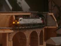 182 004-2 mit IC auf der Br�cke auf unserer Modellanlage