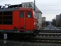 F�hrerstand 1 von 371 201-5 der CD, der fr�heren 180 001 der DB, in Dresden Hbf. Im Hintergrund die Hochschule f�r Technik und Wirtschaft und die Hochschulstra�e. Aufgenommen am 2.2.2009.
