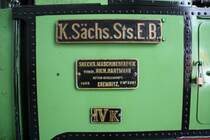 Das Fabrikschild der 99 539 (Neubau unter alter Nummer 1963) h�ngt eigendlich an der falschen Stelle, es m�sste mit dem Gattungsschid getauscht werden. Viele IK K hatten das Fabrikschild auch am Wasserkasten oder am Dampfdom. Gesehen am 01.02.09 in der Fahrzeughalle der Pressnitztalbahn.