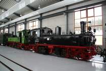 Die beiden s�chsische Neubau IV K 99 1562-0 (Neubau unter alter Nummer 1962) und 99 539 (Neubau unter alter Nummer 1963) sind am 31.01.09 in der Fahrzeughalle der Pressnitztalbahn ausgestellt.