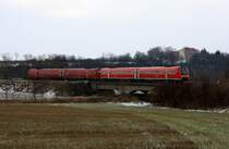 RE 3632 von Altenburg nach Erfurt �berquert hier die Plei�e um in das Sprottetal Richtung Schm�lln einzubiegen, 01.02.09