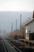 Masten f�r die Elektrifizierung am Bahnhof Mauer. Blickrichtung Westen und Fahrtrichtung Heidelberg. Bild aufgenommen am 3.2.09.