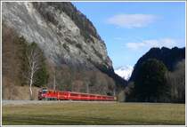 RE1244 mit Ge 4/4 II 625  K�blis  verl�sst die Klus Richtung Landquart.Im Hintergrund vermutlich das 2412m hohe Ch�enihorn. (03.02.2009)