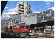 Ge 4/4 I 604  Calanda  ist soeben mit zwei geschemmelten Getreidesilowagen aus Gr�sch /M�hle Lietha)in Landquart eingetroffen. (03.02.2009)
