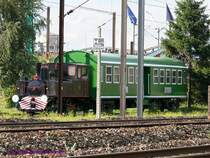 Diese kleine B-Dampflok ist mit einem vierachsigen Personenwagen als Denkmal bei Arcelor-Mittal aufgestellt.
Im Vordergrund verl�uft �brigens die Hauptstrecke Metz - Thionville (Diedenhofen) der SNCF.
Florange-Ebange (deutsch Fl�rchingen-Ebingen), nahe bei Thionville (Diedenhofen) an der M�ndung der Fensch in die Mosel gelegen, wurde in den 1950/60er Jahren zu einem Zentrum der lothringischen Schwerindustrie ausgebaut. Das Stahlwerk geh�rt heute zu Arcelor-Mittal.
30.07.2007
