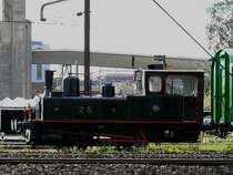 Diese kleine B-Dampflok ist als Denkmal bei Arcelor-Mittal aufgestellt.
Florange-Ebange (deutsch Fl�rchingen-Ebingen), nahe bei Thionville (Diedenhofen) an der M�ndung der Fensch in die Mosel gelegen, wurde in den 1950/60er Jahren zu einem Zentrum der lothringischen Schwerindustrie ausgebaut. Das Stahlwerk geh�rt heute zu Arcelor-Mittal.
30.07.2007
