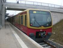 BR 481 als S25 nach S-Bahnhof Hennigsdorf im S-Bahnhof Teltow Stadt.