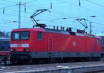 114 016-9 steht aufgeb�gelt im Cottbuser Hbf bereit. Aufgrund der Schrift der Zugzielanzeige l�sst sich schlussfolgern, dass diese 114er vor kurzer Zeit am RE2(Rathenow-Berlin-L�bbenau/Spreewald-Cottbus) gehangen haben muss. Cottbus den 02.02.2009
