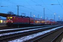 Am Gleis 2 steht bereit der RE2 (RE 38176) auf seiner Fahrt nach Rathenow. Als Lok ist die 112 109-4 zu erkennen. Cottbus den 02.02.2009