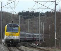 Dies sollte ein Schneebild werden. ;-)  Nachdem es in der Nacht zum 02.02.09 geschneit hatte, war nachmittags in Enscherange schon fast kein Schnee mehr zu sehen, als E-Lok 3016 aus Richtung Liers dort vorbeifuhr. (Jeanny)