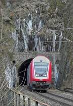 Das Tunnelportal in Goebelsm�hle ist von Eiszapfen umrahmt, als am 01.02.09 der Steuerwagen 008 den Tunnel verl�sst. (Jeanny)
