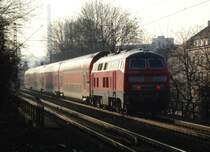 218 356-4 schiebt ihren RE aus M�hldorf am Nachmittag des 04.02.09 �ber die Eisenbahn�berf�hrung am Kolumbusplatz in M�nchen. 