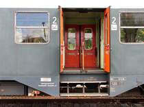 Mitteleinstieg des Wagens Byg 642 (Baujahr 1957, DB-Nummer 75 443, sp�ter 50 80 29 - 11 642) der Arbeitsgemeinschaft Geesthachter Eisenbahn; 14.09.2008
